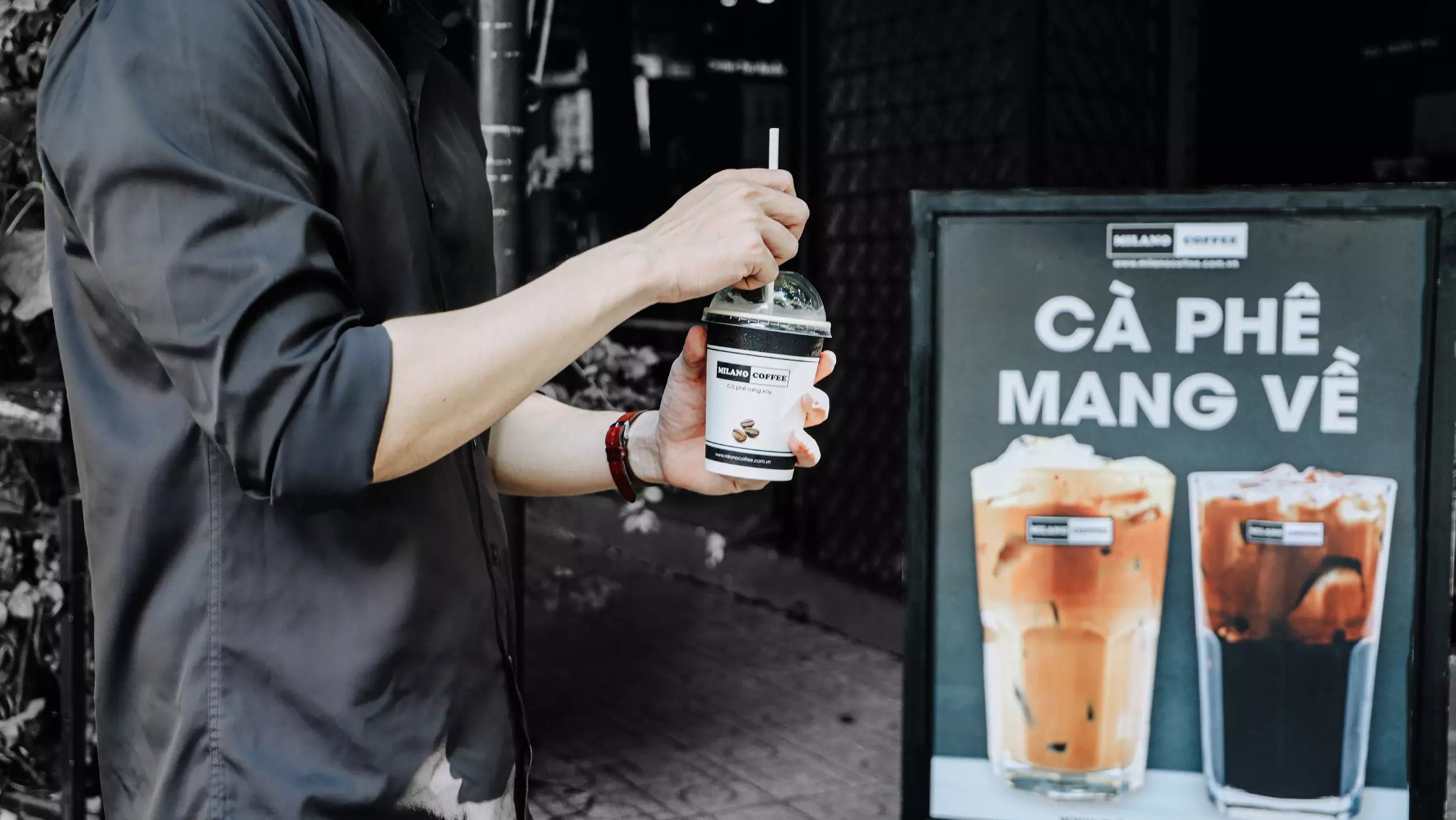 khách hàng cafe mang đi