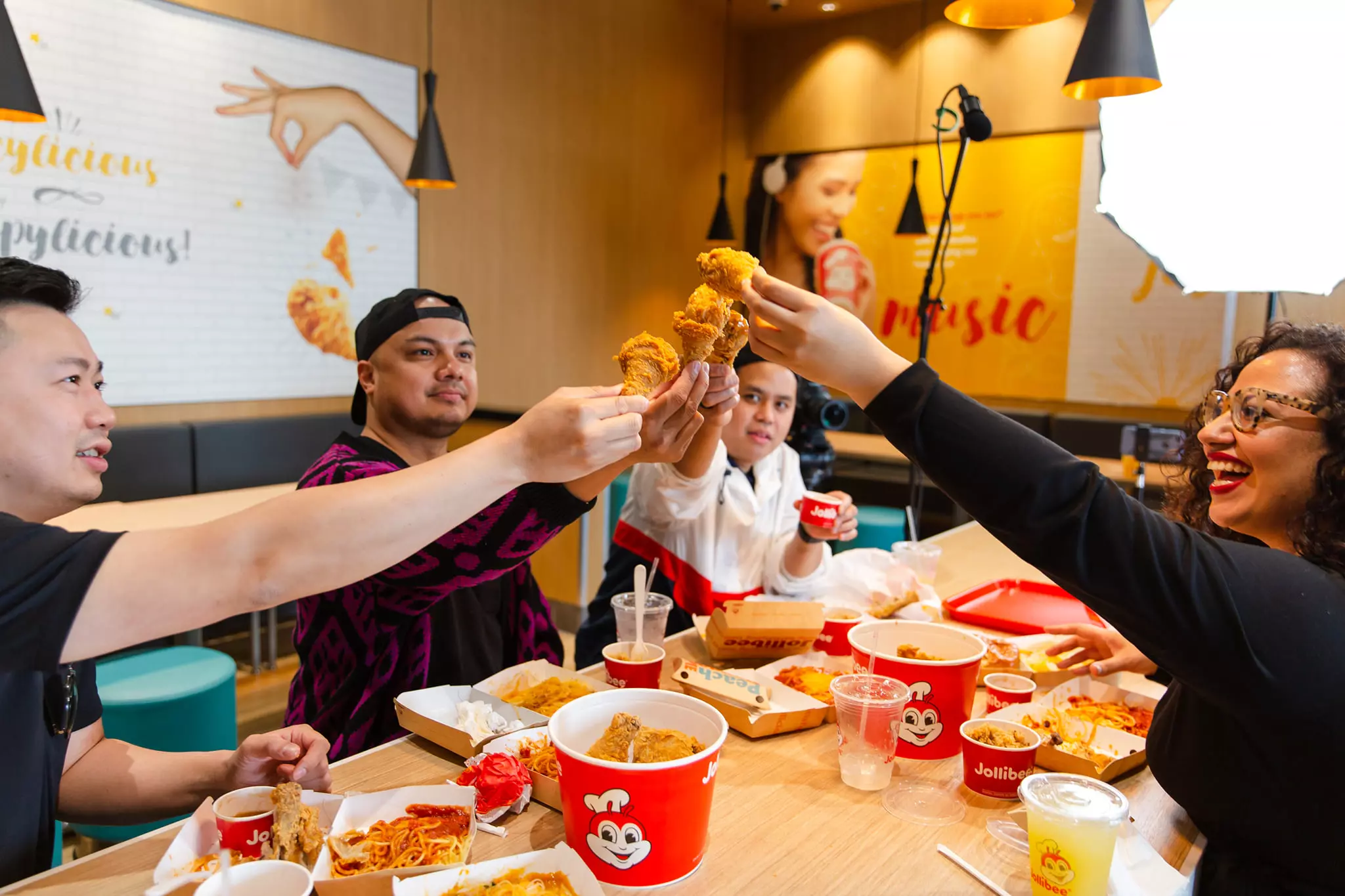 khach-hang-muc-tieu-cua-jollibee khách hàng muc tiêu của jollibee