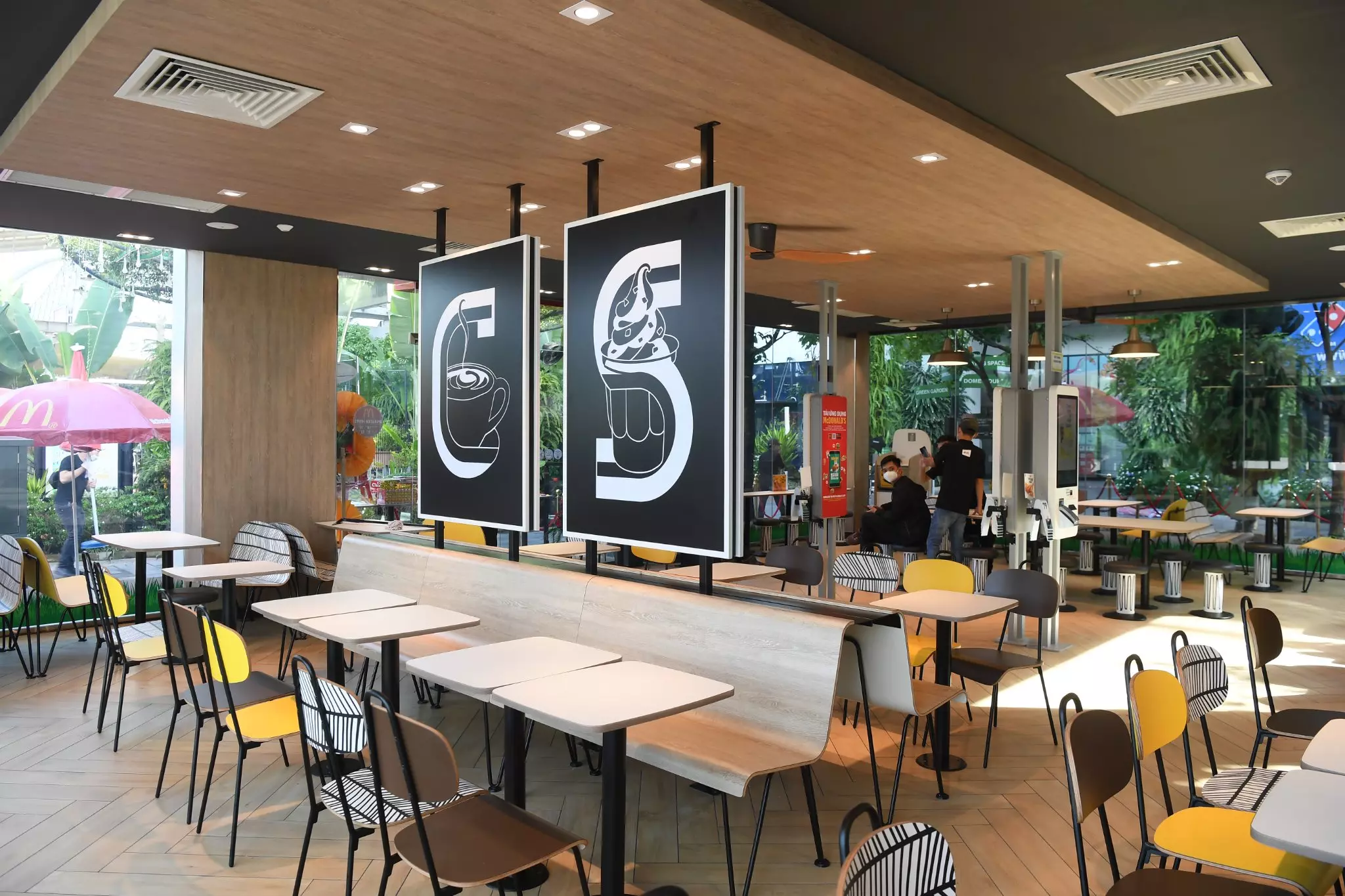 khong-gian-cua-hang-mcdonalds-viet-nam không gian cửa hàng mcdonald's việt nam