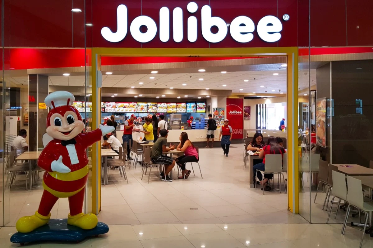 linh-vat-jollibee-duoc-dat-truoc-cua-hang linh vật jollibee được đặt trước cửa hàng