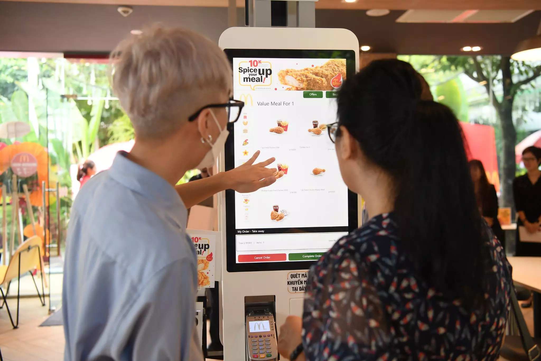 nhan-vien-cua-mcdonalds nhân viên của mcdonald's