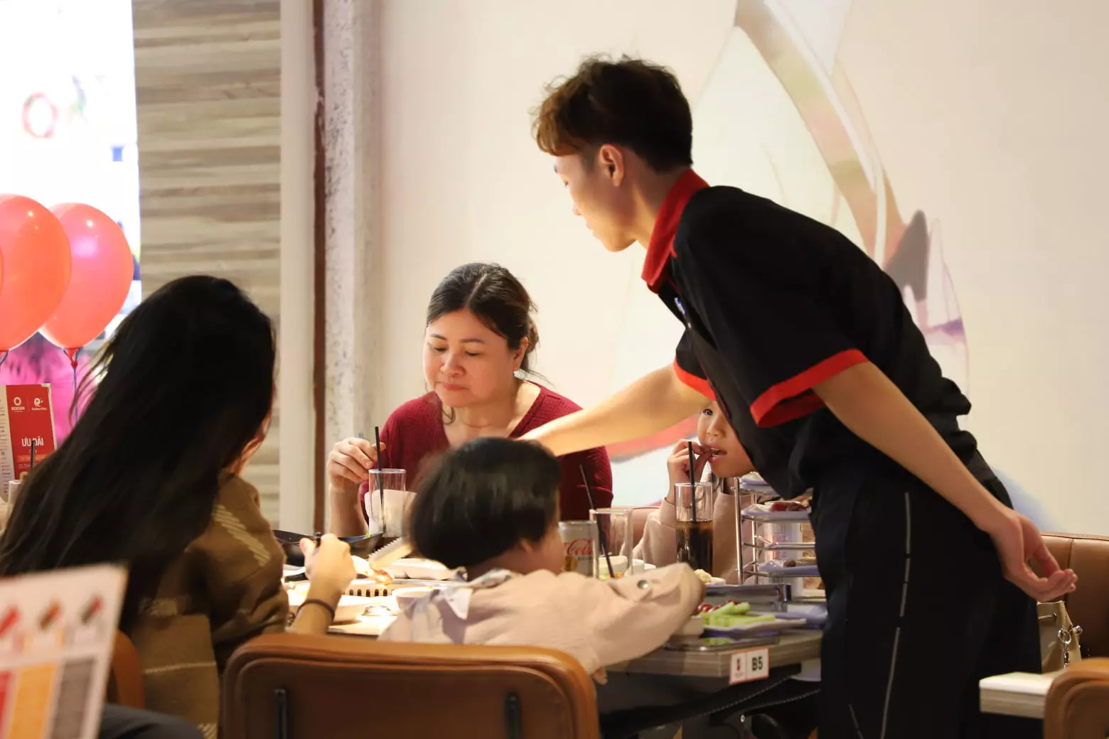 yếu tố con người trong chiến lược marketing của king bbq