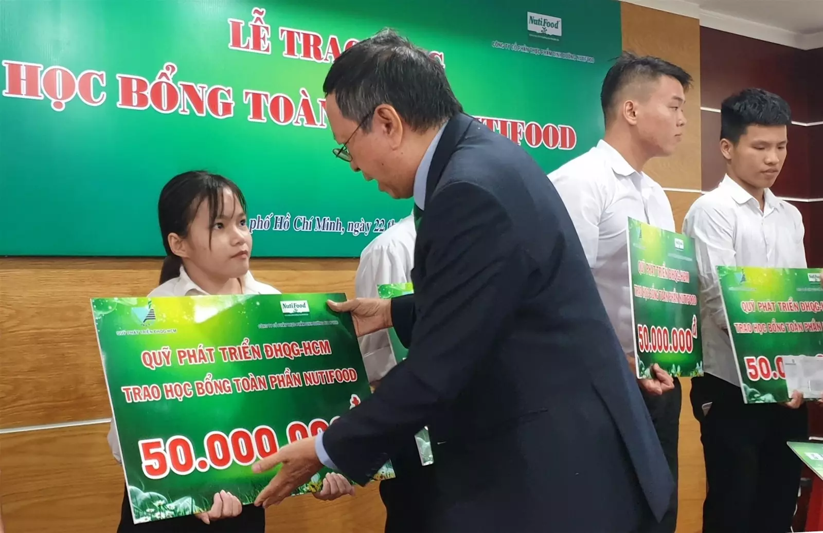 nutifood trao học bổng
