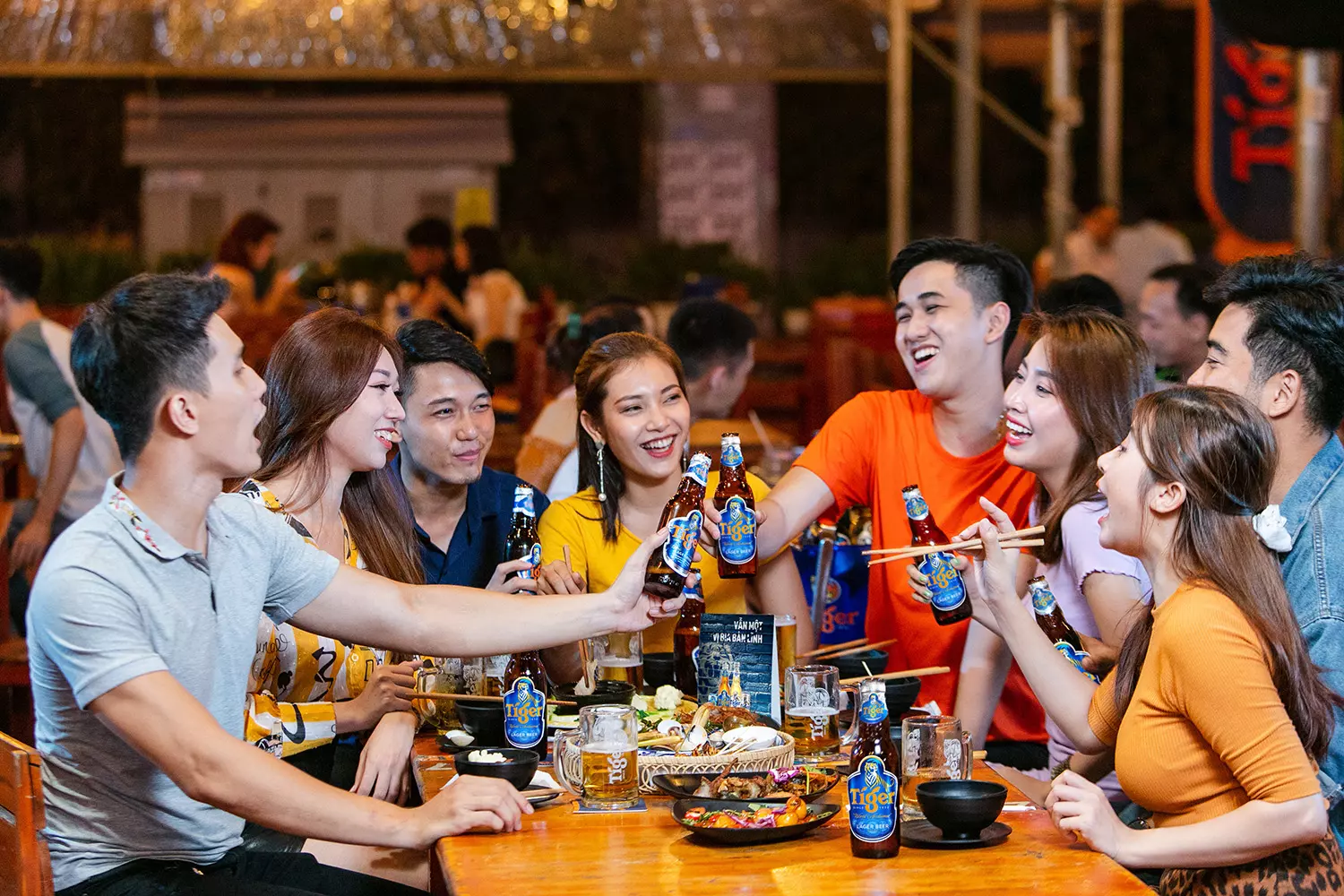họp mặt bàn bè vui vẻ cùng tiger