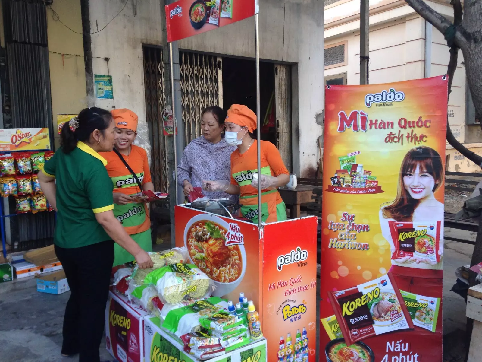 tiếp thị trực tiếp mì koreno tại quầy hàng