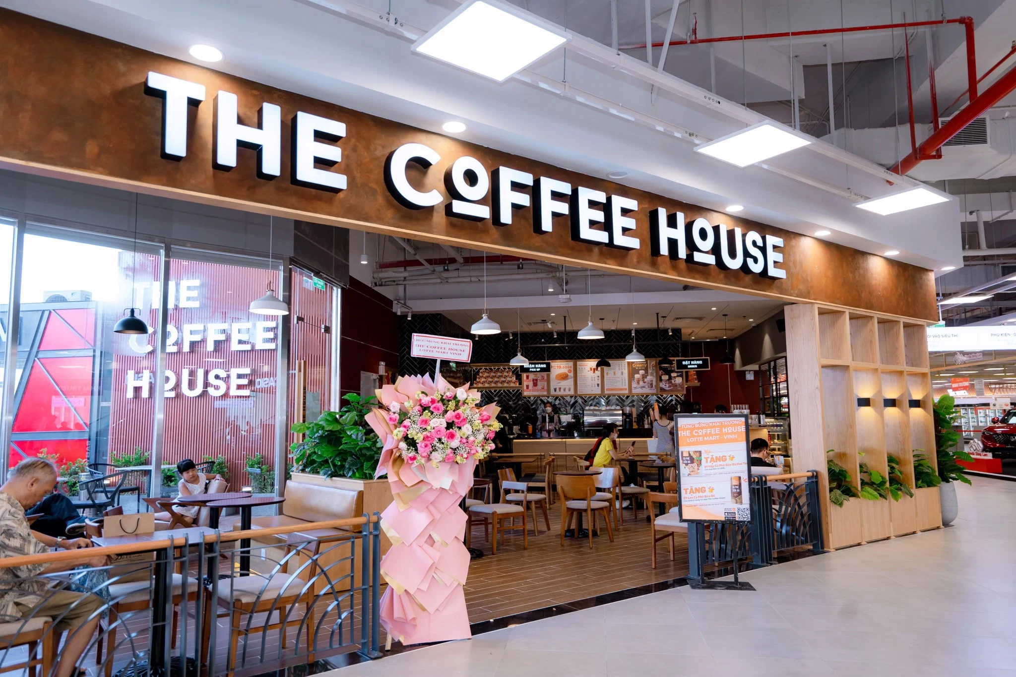 view bên ngoài nhìn vào của the coffee house
