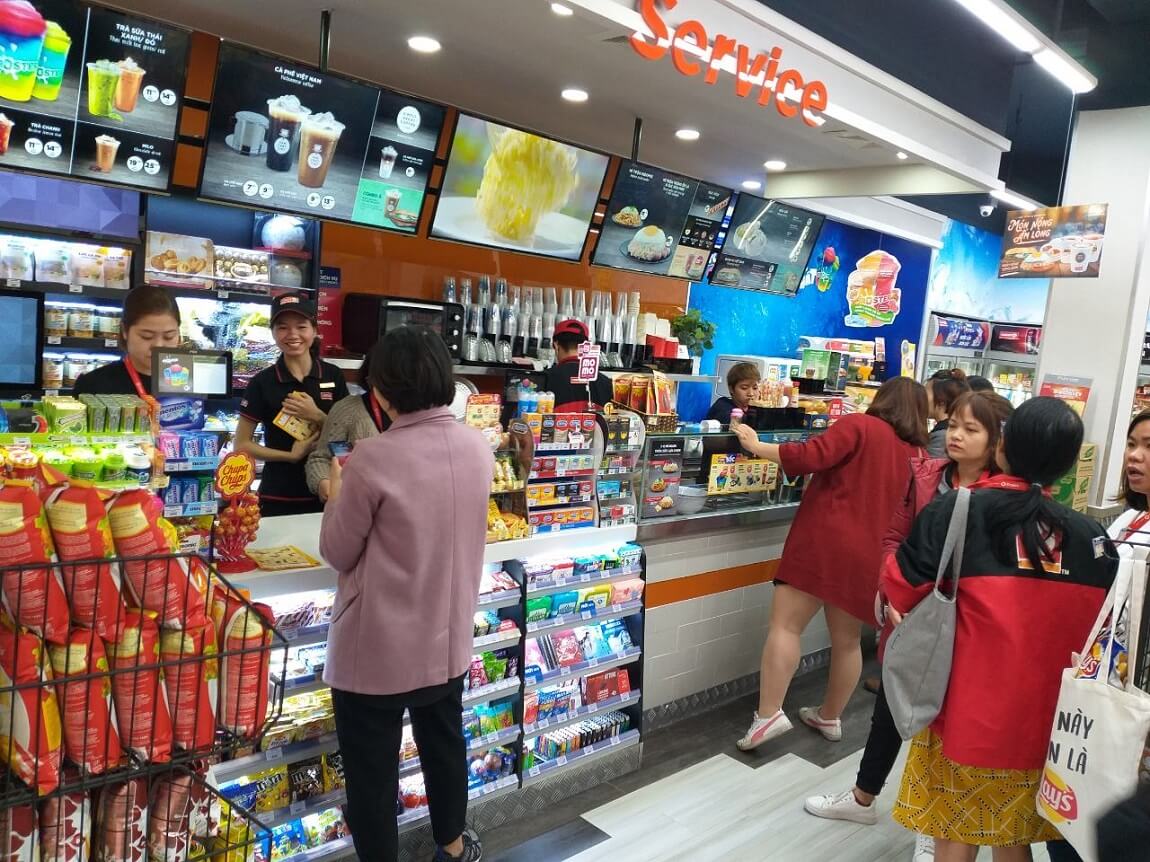 khách hàng mua đồ tại circle k