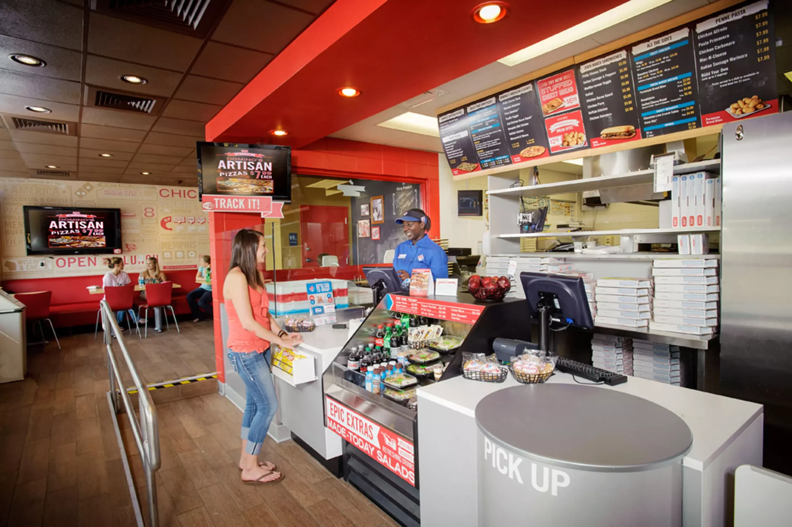 không gian bên trong domino pizza
