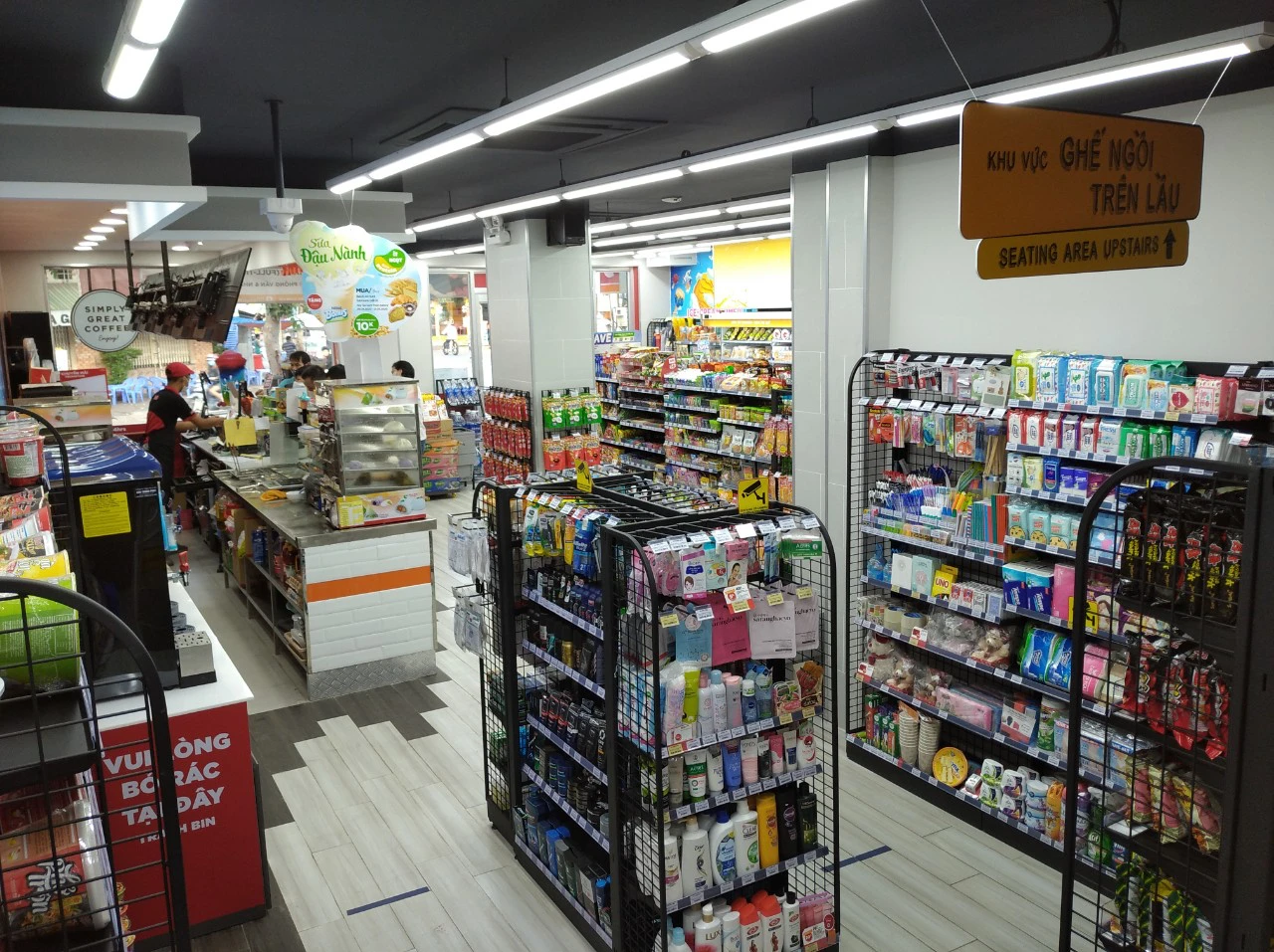 không gian cửa hàng tiện lợi circle k