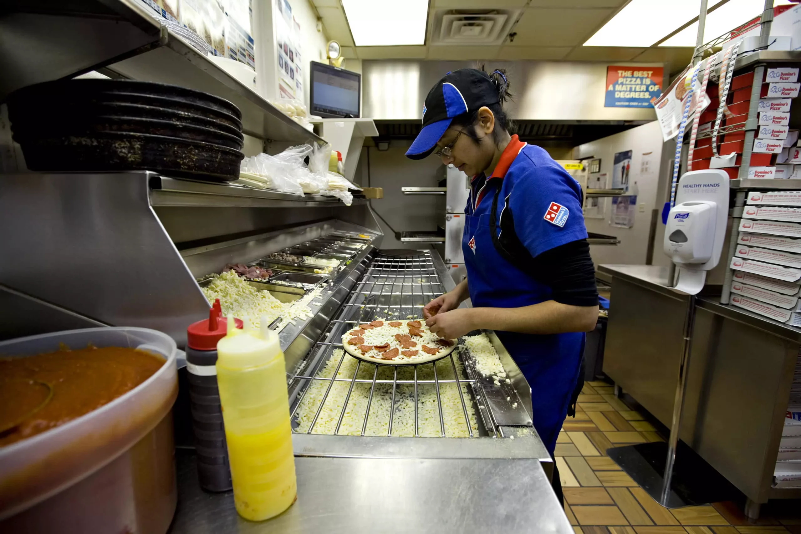 nhân viên domino pizza