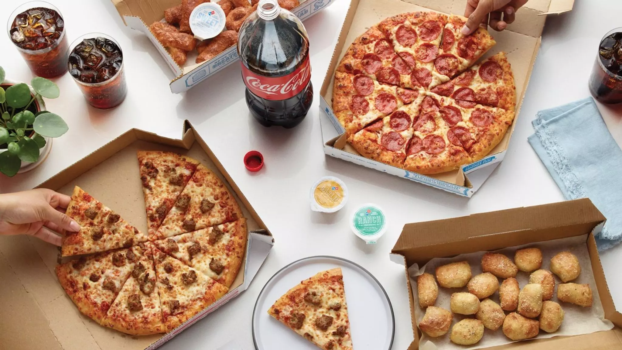 pizza và một số đồ ăn khác tại domino pizza