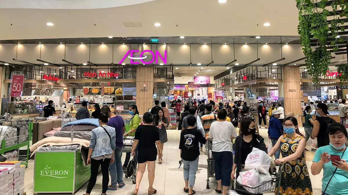 khách hàng mua sắm tại aeon