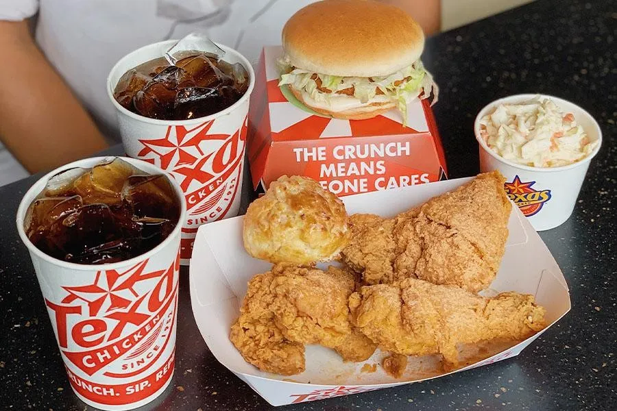 burger-ga-ran-salad-bap-cai-cua-texas-chicken burger gà rán salad bắp cải của texas chicken