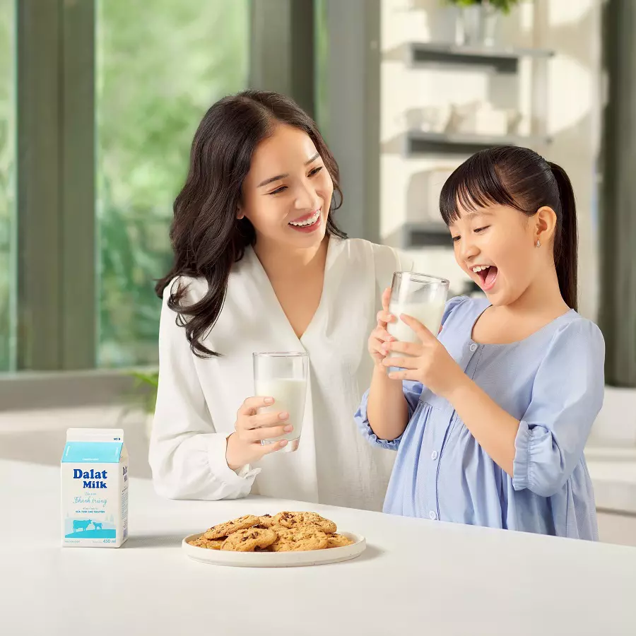 trẻ em uống sữa dalat milk